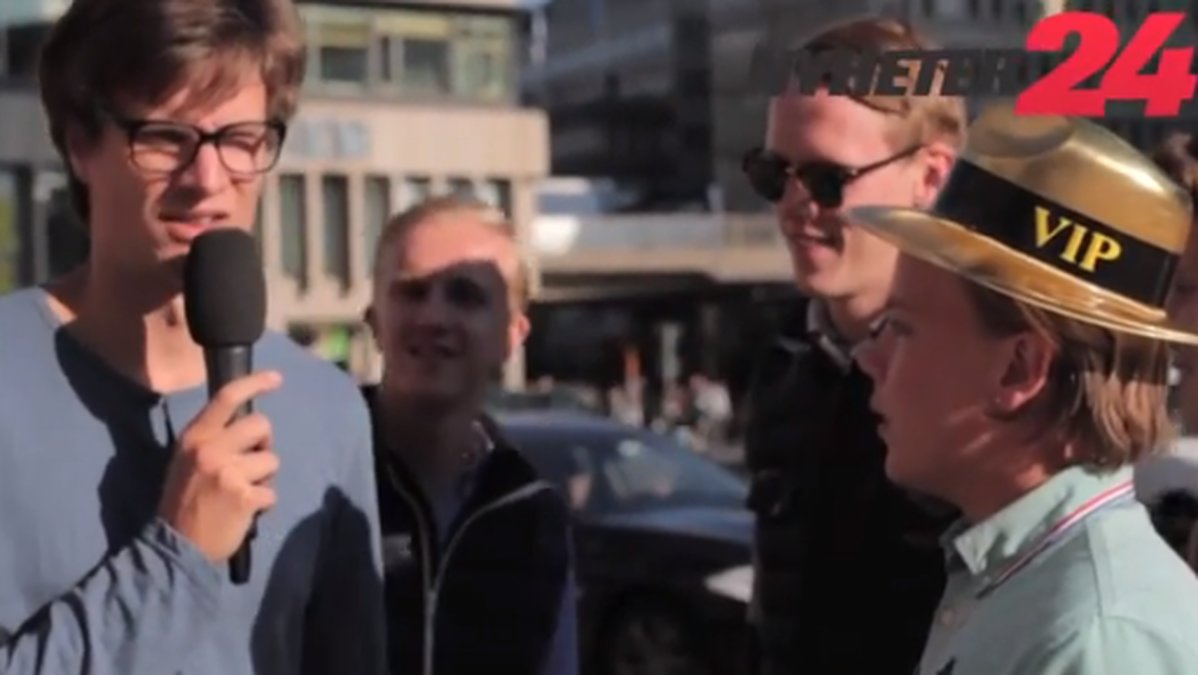 Här pratar Karl-Anders Lindahl med folk på stan.